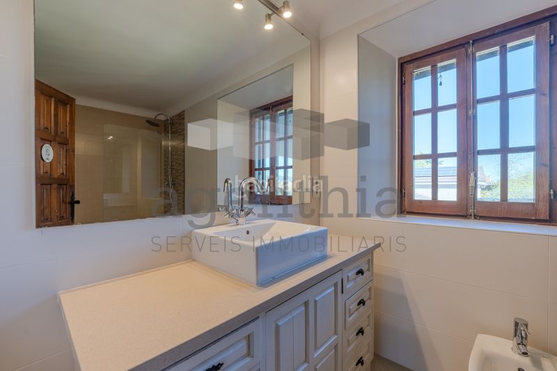Foto a7a13541-a243-4c34-a1dc-e6f332a2866c. Masia amb calefacció aparcament a Palau Girona