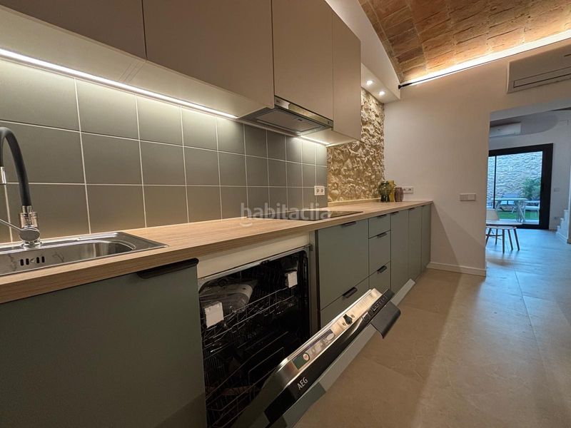 Foto fbd46ee0-2d28-4ae9-ac8f-c6a9e1d09743. Casa aparellada amb calefacció a Eixample Nord Girona