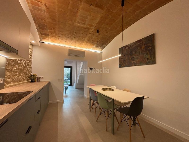 Foto 33bd2a0c-f238-41a2-9447-01f7e1062972. Casa pareada en Eixample Nord Girona