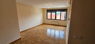 Miete Zweistöckige Wohnung  Avenida de la constitución. Piso de tres dormitorios en trobajo