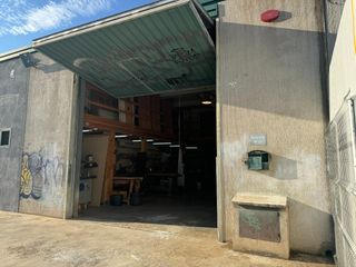 Fabrikhalle in Sant Esteve Sesrovires. Se vende nave industrial con negocio de carpinteria en pleno fun