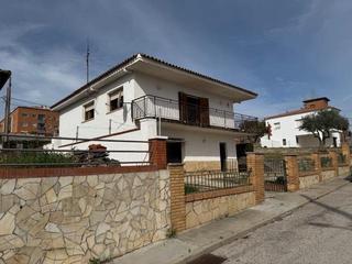 Haus in Castellbisbal. Gran casa en venta en can costa con parcela de 750 m2