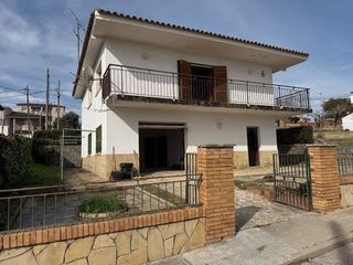 Casa en Castellbisbal. Gran casa en venta en can costa con parcela de 750 m2