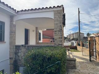 Casa a Castellbisbal. Gran casa en venta en can costa con parcela de 750 m2