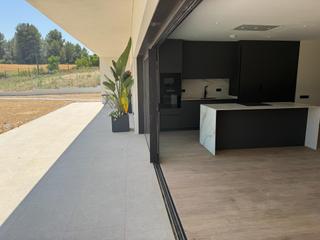 Xalet a Sant Esteve Sesrovires. Impresionante casa nueva a estrenar en urbanización masia bach