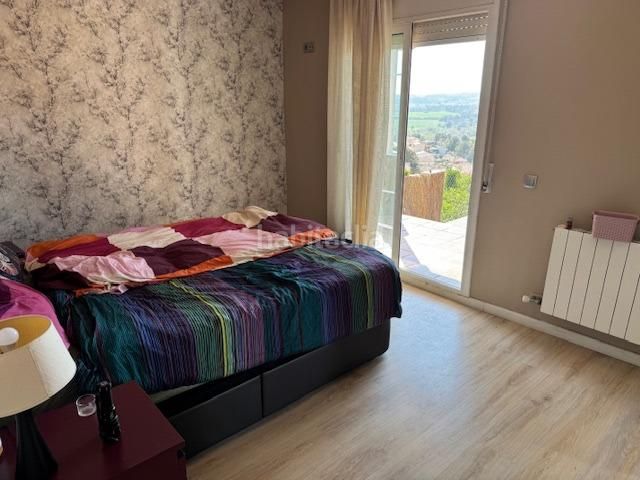 Foto bed9bd31-fc66-44ae-9353-262d99d5e95f. Maison avec chauffage parking piscine dans Abrera