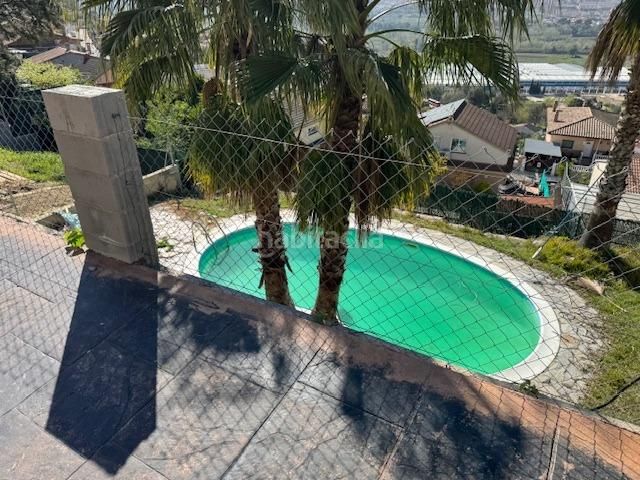 Foto cb6333e8-d3d5-4fde-a3f9-955b2d2f0df4. Maison avec chauffage parking piscine dans Abrera
