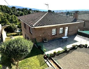 Chalet in Castellbisbal. Fantastica casa en venta en urb. santeugini