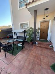 Casa aparellada en Distrito Zeta - Recinto Ferial Cortijo de Torres. Casa pareada en intelhorce, con piscina privada.