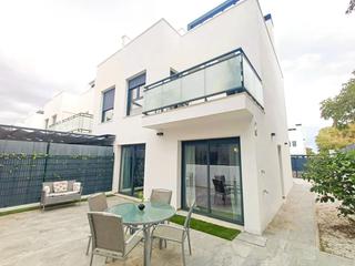 Rent Semi detached house in Churriana - El Pizarrillo - La Noria - Guadalsol. Fantástico adosado en esquina en alquiler