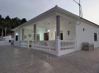 Rent Country house in Monda. Preciosa casa con terreno alquiler de larga duración