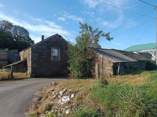 Maison à Pontedeume. Monfero casa de piedra con alpendres , horreo, horno