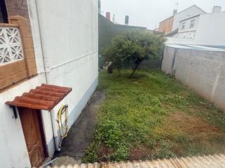 Maison à Neda. Bonita casa de tres plantas y desvan, garaje con vado, finca cer