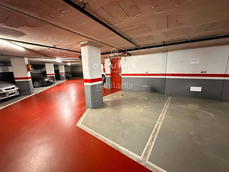 Foto 6fe42c39-e322-4d2c-a9cf-0ca2efa0639d. Parking voiture dans Sagrada Família Barcelona