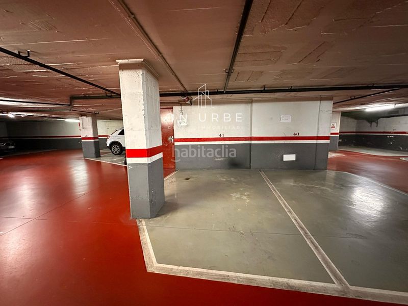 Foto d17dcec4-7a01-4dbb-a0ea-2054b75422c9. Parking voiture dans Sagrada Família Barcelona