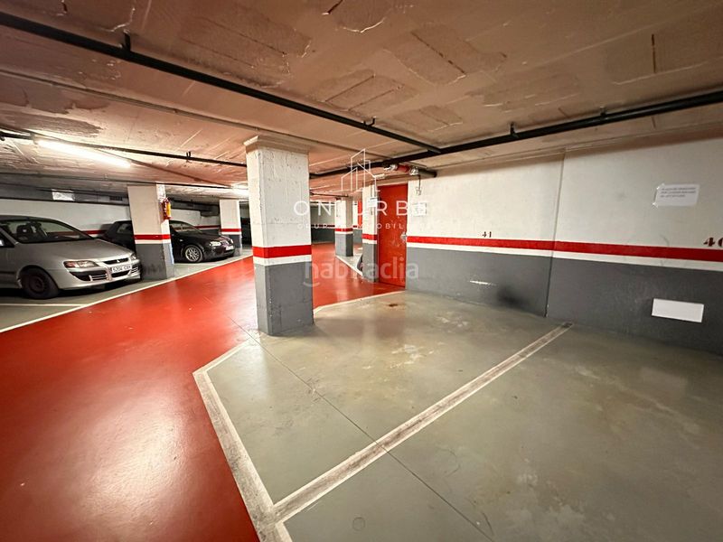 Foto e48c5608-b972-499a-bb84-c00aa403afbc. Parking voiture dans Sagrada Família Barcelona