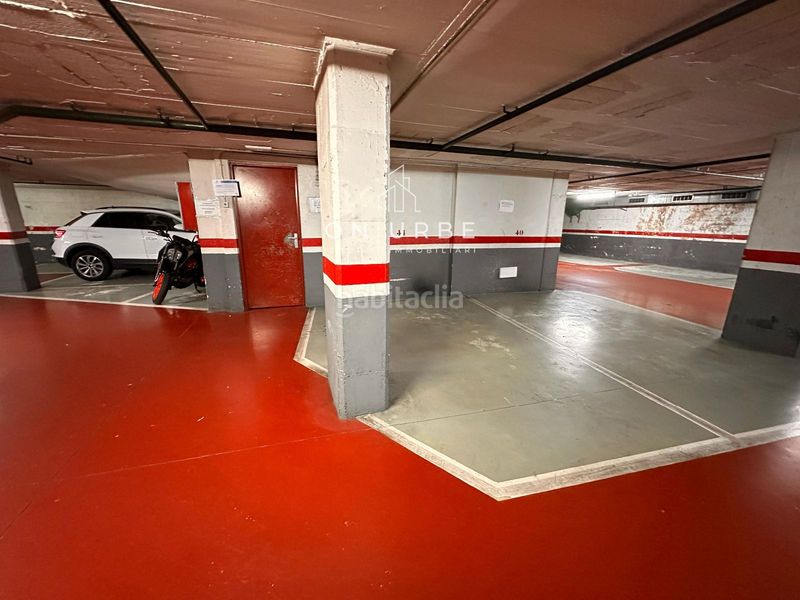 Foto f7d9a808-3072-4ab6-9824-12ee8719363e. Parking voiture dans Sagrada Família Barcelona
