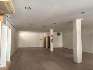 Local commercial à Calle amos olivares 5. Se vende local de 140 metros en el centro de pedro muñoz