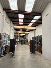Bâtiment à usage industriel à Carrer sant mateu 1. Nave industrial para negocio