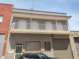 Pis a Las Bayas. Casa unifamiliar + almacén en las bayas