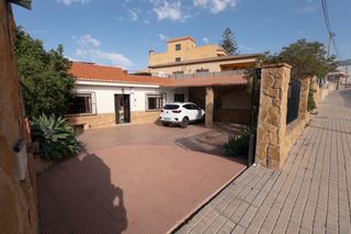 Chalet in Calle llano de vilches 29. Un excelente chalet con jardín para vivir con toda comodidad