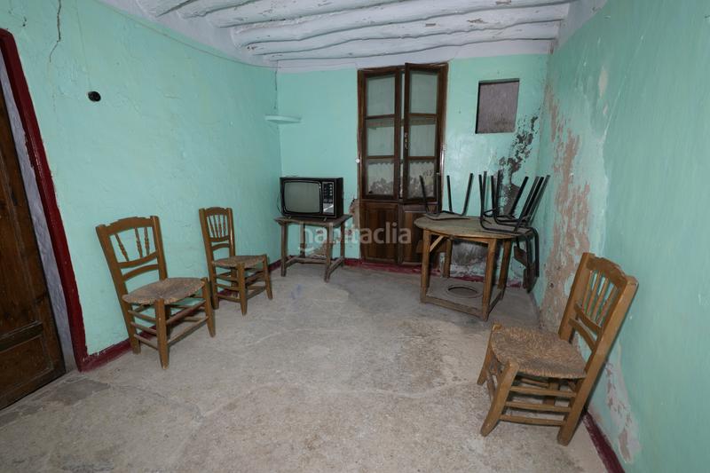 Foto b09086e5-d99f-41d3-91a8-ad15023fd382. Casa adosada en calle naranjos 10 en Válor