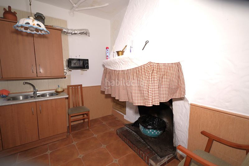 Foto 99fa34e4-2165-44d7-9159-39e840240c37. Casa aparellada amb xemeneia a Lobras