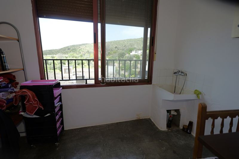 Foto b8b22dc5-445d-4870-b2dd-a2f669dde80a. Casa aparellada amb xemeneia a Lobras