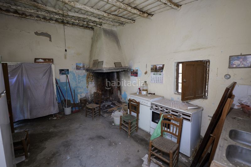 Foto 8f9a2047-b7a6-4d42-8cef-8250ef4e8422. Casa adossada a calle azucena 2 a Turón