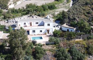 Xalet  Barrio rio chico 4. Villa de 5 dormitorios, 2 baños y piscina en berja