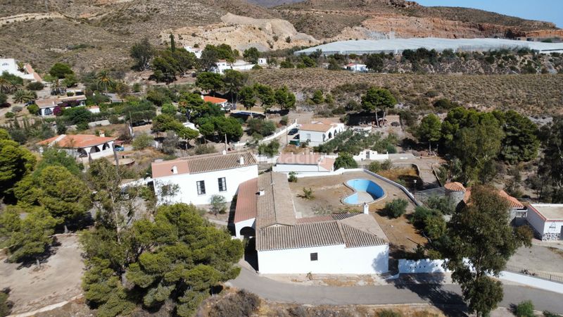 Foto d2973043-3ef3-496a-abb7-7e376ed20e5e. Xalet amb xemeneia aparcament piscina a Adra