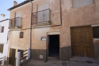 Casa adosada en Calle parra de laroles 3. Vivienda rehabilitada para reformar en laroles