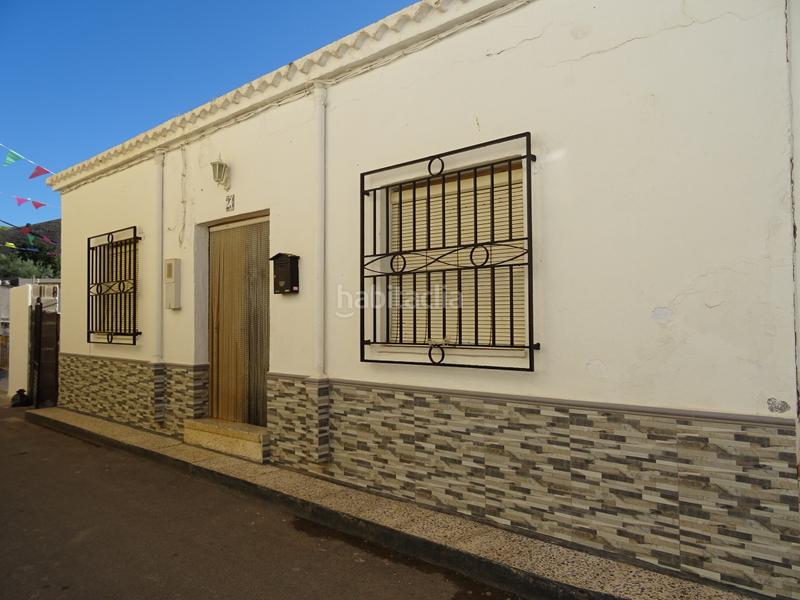 Foto d09b4bb5-48cd-49c0-a400-f8464dba456e. Casa pareada en calle fuente la higuera 23 casa pareada 4 habitaciones con terraza y patio 165 m2 en Berja