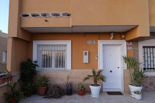 Casa adossada a Carretera de almeria 105. Vivienda adosada sobre local comercial de 3 dorm. 2 baños en adr