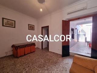 Casa adossada a Mairena del Alcor. Casa de pueblo en venta