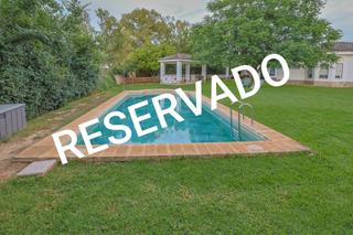 Chalet à Carmona. Venta de chalet en urbanización privada
