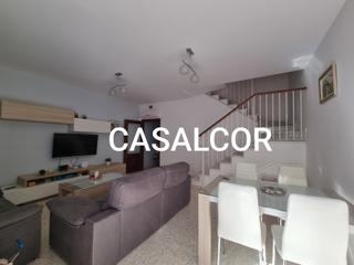 Casa adosada en Mairena del Alcor. Venta de casa unifamiliar