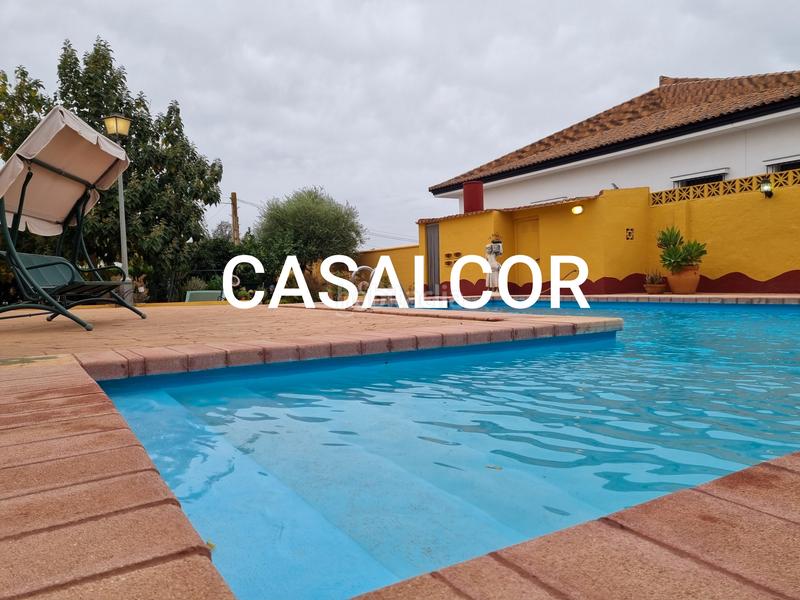 Foto 8ca0faf8-1138-49f4-93bc-331de63a7da8. Location chalet avec parking piscine dans Mairena del Alcor