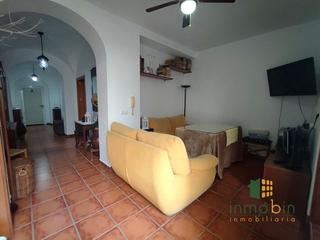 Casa in Don Benito. Preciosa vivienda con cochera y nave próxima al centro.