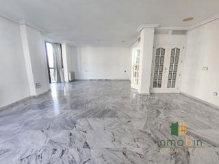 Pis a Don Benito. Piso en avda de 214m2 con dos plazas de garaje