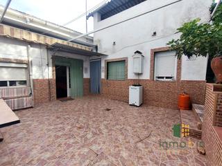 Casa en Don Benito. Casa reformada con 8,35 metros de fachada y 60m2 de patio!!