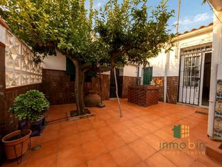 Casa a Don Benito. Casa entera con 10m de fachada y 400m2 de parcela y cubierta nue