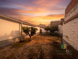 Casa en Don Benito. Casa entera con 10m de fachada y 400m2 de parcela y cubierta nue