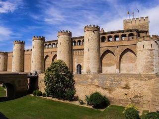 Pis  Castillo. Junto al palacio de la aljafería