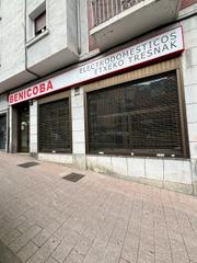 Location Local commercial  Juan guisasola. Amplio local en zona céntrica con mucho escaparate y luz