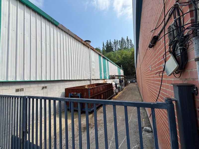 Foto a099512d-eb9f-44b4-8487-4641c0324a72. Fabrikhalle in Mallabia