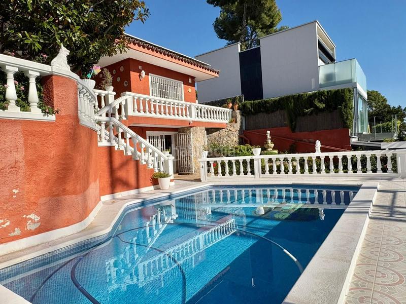 Foto 6c44bbd0-6b40-4c33-85ba-5dfb1527d42f. Casa amb calefacció aparcament piscina a Montmar Castelldefels