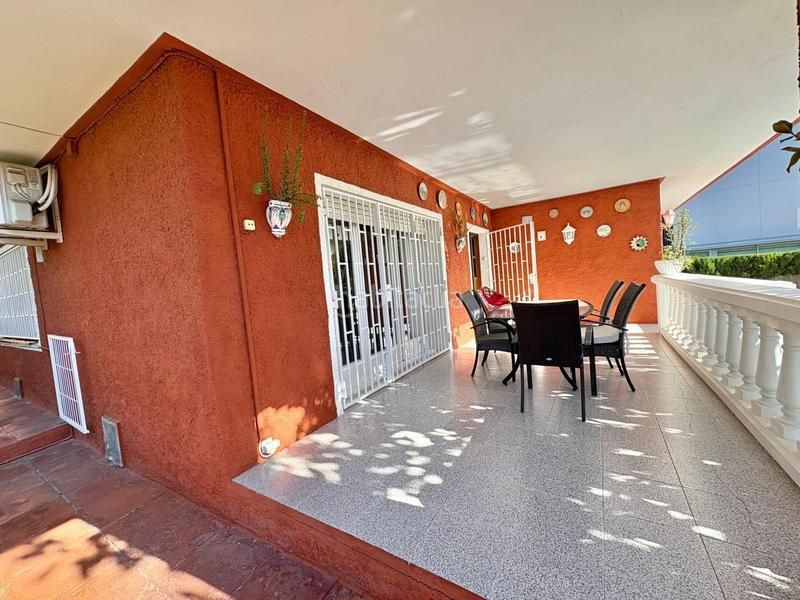 Foto 8e62b3e6-df41-4eeb-94db-082871d41a02. Casa amb calefacció aparcament piscina a Montmar Castelldefels