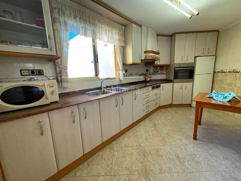 Foto d4e00845-d0c0-4897-ac3b-e35ecce748e7. Casa amb aparcament a Campello Playa Campello (el)