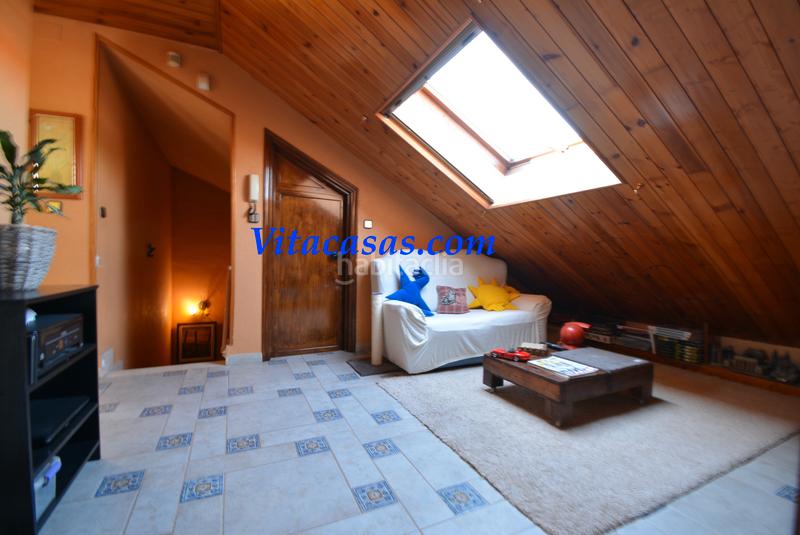 Foto 0216cabb-f5a6-4ba5-9fdd-6d255f2257a2. Maison jumelée avec cheminée chauffage parking piscine dans San Martín de la Vega